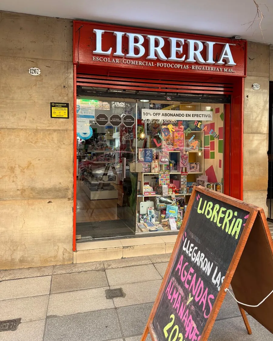 Fachada de Les Enfants Librería Boutique en Juncal 1267, Recoleta: marquesina roja, vidriera con juguetes y pizarrón en la vereda
