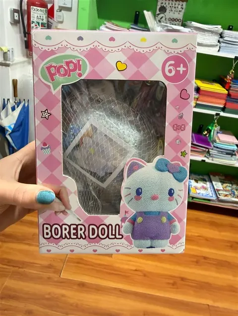 Muñeca de peluche Hello Kitty en caja, Borer Doll — Les Enfants Librería Boutique