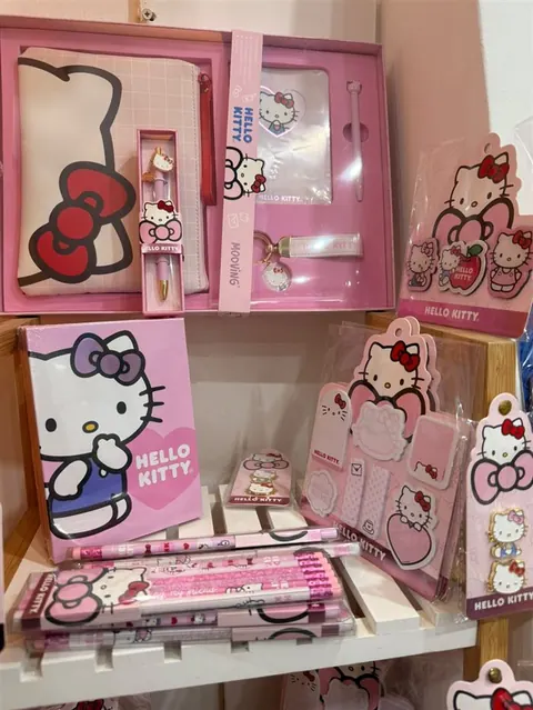 Set de artículos de Hello Kitty: cartuchera, libreta y lapiceras — Les Enfants Librería Boutique