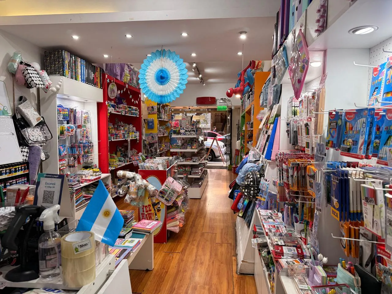 Interior de Les Enfants Librería Boutique en Recoleta: pasillo con estanterías de papelería, útiles y juguetes