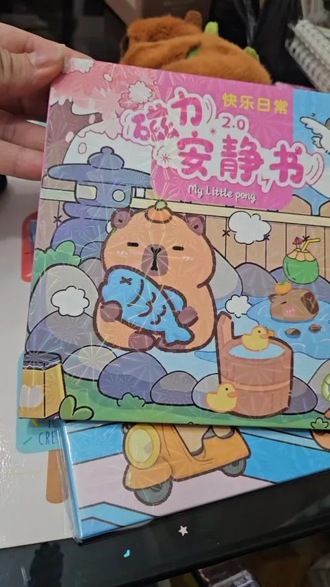 Librito de stickers con imán de carpinchos, en video de TikTok de Les Enfants